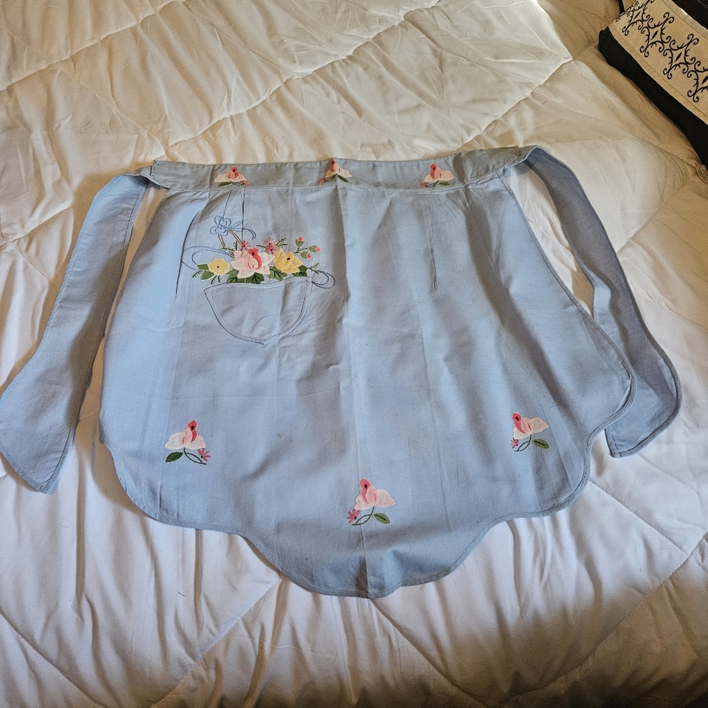 Lovely Embroidered Apron Embellished With Floral Flowers